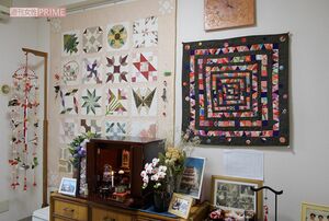 容子さんの仏壇の周りには、彼女が趣味で作ったパッチワークやちりめん細工などが飾られている
