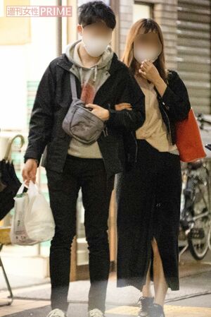 週刊女性記者の直撃取材を受ける研修医