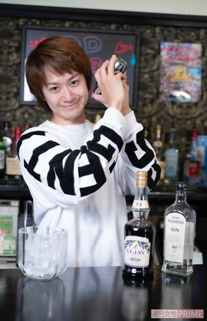 バーカウンターでシェイカーを振る姿も披露してくれた元ジャニーズJr.の田中純弥さん