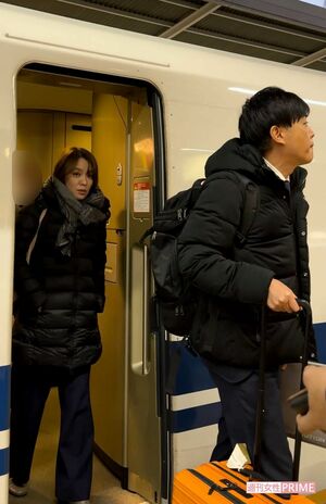 11月26日、名古屋駅の新幹線ホームに降り立った今井絵理子議員と橋本健氏（2023年）