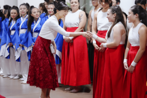 ブラジル南西部のマリンガで開かれた、日系団体主催の歓迎式典で日系人たちと触れ合い（2025年6月8日）写真／共同通信