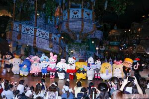 得票数1～10位の人気キャラクターやハローメンディーなど、そうそうたるメンバーが大集結し、会場からは割れんばかりの黄色い悲鳴が　撮影／森田晃博