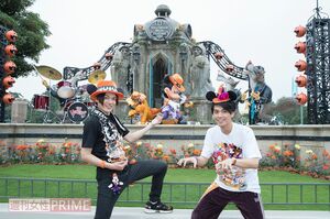 オオカミのバンドと演奏するワイルドなミッキーのフォトスポット。「泣きのギターが聴こえてきそうでしょ!?」（崎山）、「みんなもエアギターで撮ってみて!（笑）」（中尾）撮影／廣瀬靖士(c)Disney