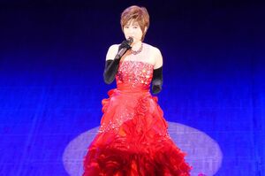 シックな赤いドレスでしっとりと歌い上げる姿は“大人の女”の色気が