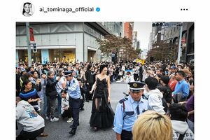 冨永愛がランウェイを歩いた『TOKYOFASHIONCROSSING』ショーには、多くの観客が詰めかけたが……(富永愛のインスタグラムより)