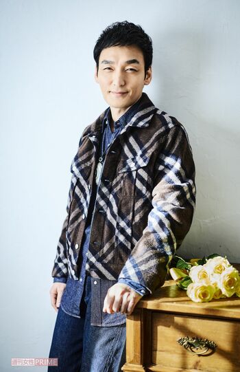 草なぎ剛 撮影/廣瀬靖士 ヘアメイク/荒川英亮 スタイリスト/黒澤彰乃 衣装協力/ネフォロジスト