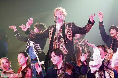 香取慎吾、ライブ『Black Rabbit』開催！純白の衣装にタキシード、SMAP