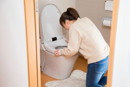 トイレは感染拡大の原因になりやすい場所。嘔吐したら流す前にフタを閉めよう ※写真はイメージです