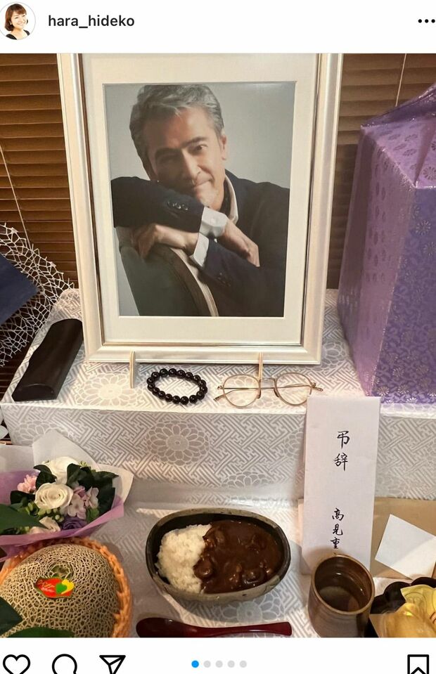 渡辺裕之さんの霊前には多くの供物が（原日出子のインスタグラムより）