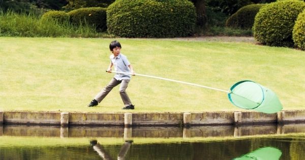 赤坂御用地の池で虫捕りをされる悠仁さま。9歳のお誕生日にあたり公開された
