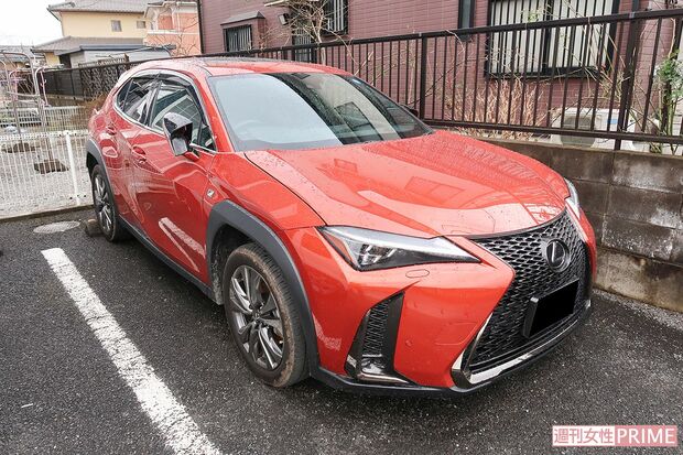 容疑者がアパートに駐車したままにしているトヨタの「レクサス」