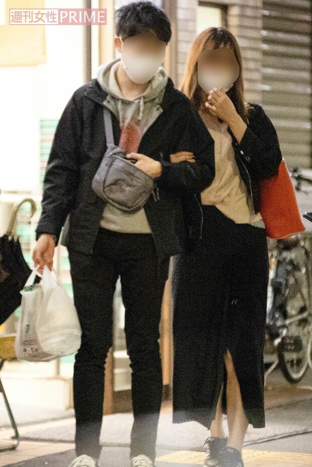 週刊女性記者の直撃取材を受ける研修医