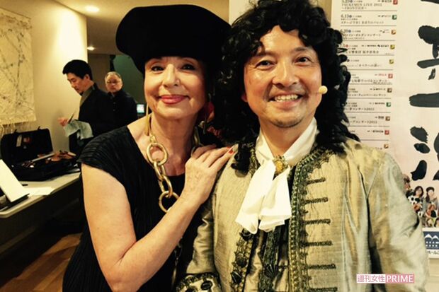 ヴェルサイユ風の衣装をまとって、フランソワーズ・モレシャンさんと