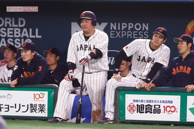 WBC時の山川穂高（中央）と西武でも同僚の源田壮亮（左）。右隣は大谷翔平