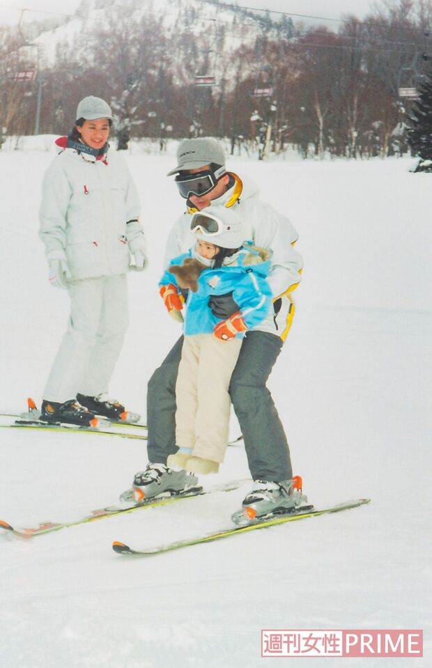 長野・奥志賀高原で当時3歳の愛子さまとともにスキーを楽しまれる陛下と雅子さま（'05年2月）