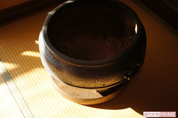 太宰の静養時にも置かれた火鉢。館内には歴史的備品も多し