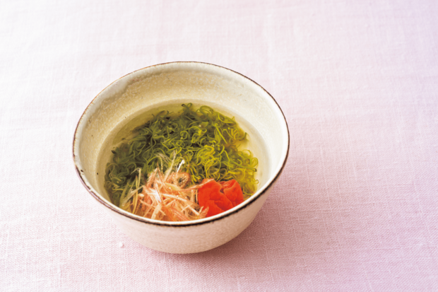めかぶと梅のスープ(料理考案・調理/柳井泉 撮影/有光こうじ写真事務所)