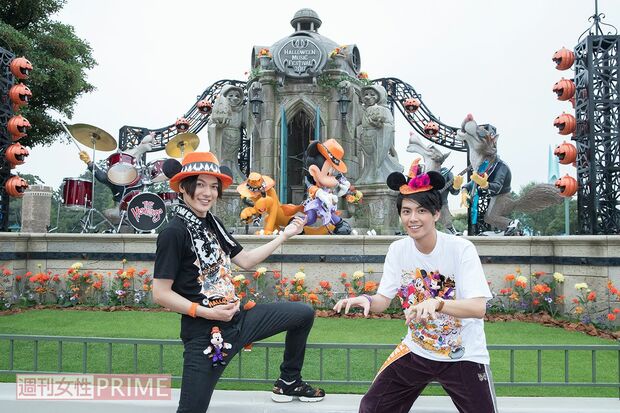 オオカミのバンドと演奏するワイルドなミッキーのフォトスポット。「泣きのギターが聴こえてきそうでしょ!?」（崎山）、「みんなもエアギターで撮ってみて!（笑）」（中尾）撮影／廣瀬靖士(c)Disney