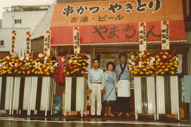 創業時の写真。わずか4坪・13席の小さな店舗からのスタートだった〈写真提供：世界の山ちゃん広報部〉