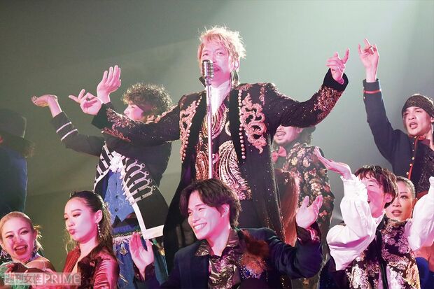 アンコールはゴールドの刺しゅうが入ったゴージャスなロングジャケットの慎吾ちゃん