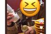 甘だれの容器に醤油を入れる女性（SNSより一部加工、以下同）