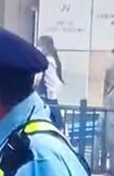 安倍元首相銃撃事件の現場。二発目の銃声が鳴る直前の女子高生の姿。その後、混乱に巻き込まれる（目撃者提供）