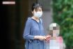9月下旬、周囲を警戒しつつ長女を見送りに出る熊田曜子