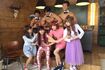 『SILENT SIREN』がMVで共演したマッチョ3人と記念写真(梅村妃奈子の公式ブログより)