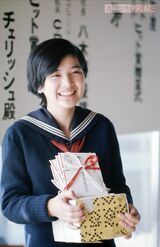 『わたしの青い鳥』でビクターヒット賞を受賞。たくさんの祝儀袋と記念品にはにかみ笑顔（ ‘74年撮影）