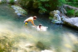 川での水難事故が起こりやすいのは「7月〜8月の午後」の「河川構造物付近」、年代別では大人の事故が最多という現実とネットに広まる誤情報