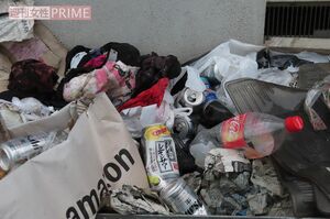 容疑者宅の周囲はゴミだらけで足の踏み場が……