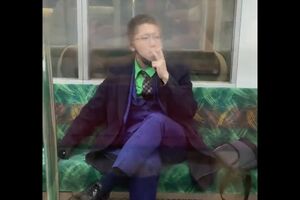 「ジョーカー」風の格好で“京王線刺傷”犯行に及んだ服部恭太はタバコを燻らせた（ツイッターより）