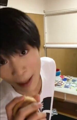 SNS拡散された『美少年』那須雄登とされる男性の動画、シュークリームを片手に…