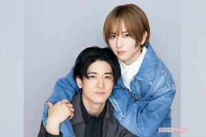 写真左から中島裕翔、板垣李光人　撮影／矢島泰輔　ヘアメイク／KATO（TRON）（板垣）、NOBUKIYO（中島）　スタイリスト／五十嵐堂寿（板垣）、小松嘉章（nomadica）（中島）　衣装協力／PlanC／ブルーベル・ジャパン（ファッション事業本部）（板垣）