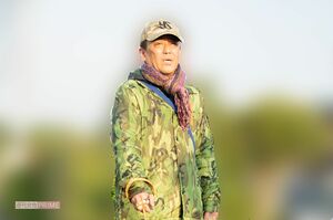 愛犬を散歩中の坂上忍