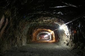 松代大本営地下壕。碁盤の目のように掘りぬかれた壕は総延長10キロにも及ぶ