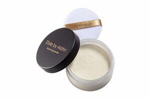 スタイル バイ アイアン ブルーシングパウダー。韓国のアイドルや俳優らが愛用しているブランドのフェイスパウダー(ラオックス株式会社提供)