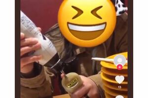 甘だれの容器に醤油を入れる女性（SNSより一部加工、以下同）