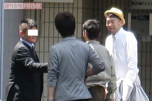 ’10年の誕生日翌朝に元恋人（左）と一緒にいるところをファン2人に声をかけられていた槇原