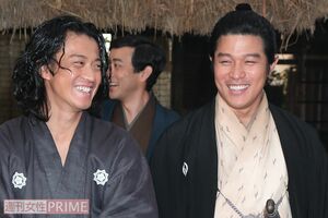 『西郷どん』鈴木亮平（右）、小栗旬　撮影／坂本利幸