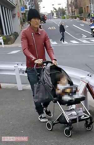 お散歩コースが決まっているのか、脇目もふらずにベビーカーを押す千原ジュニア