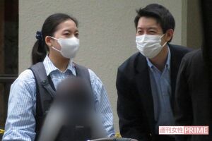 家族4人で『オール学習院の集い』を巡った守谷絢子さんと夫の慧さん（4月16日）