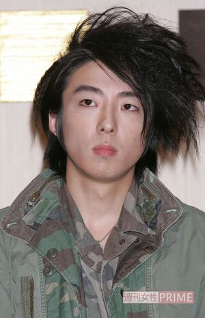 2004年、窪塚俊介主演舞台『歩兵の本領』制作会見に出席した高橋一生