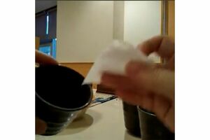 投稿された暴露動画。湯のみを手に取り…(SNSより、以下同)