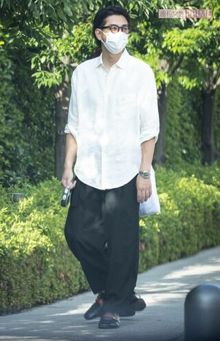 愛犬の散歩をする三浦翔平と桐谷美玲