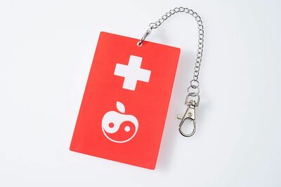 特典グッズ01ヘルプマークカードケース（ユニバーサル公式販売サイトより）