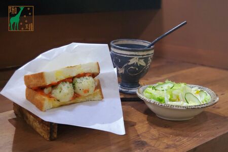 「きりん珈琲」人気No.1のセット。サンドイッチに、サラダ、コーヒー付き。250円追加でそのほかのドリンクにも変更可能。「厚焼きたまごサンドセット」750円