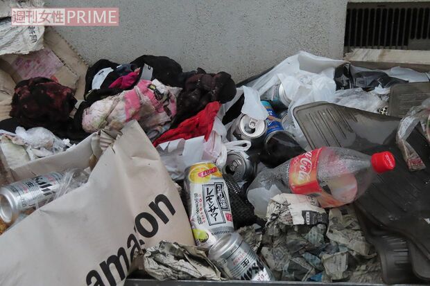 容疑者宅の周囲はゴミだらけで足の踏み場が……