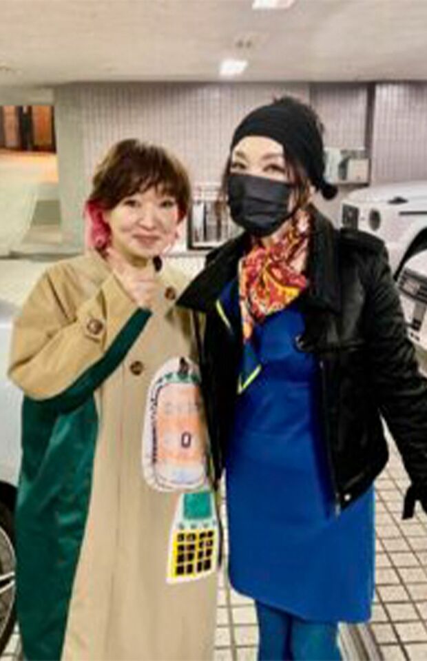 「ユーミン」と、「ユーミソ」が駐車場でばったり遭遇のシーン。『清水ミチコWEB』公式ブログより