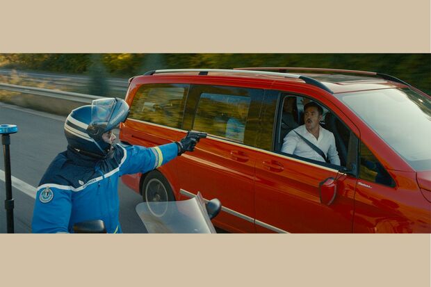 実際にスピードを出している車内での撮影だったため、スタッフも同時に高速で移動。そんな大変な思いをして撮影した内容が、コメディーなのもまた楽しい　(c) 2016 Chic Films - La Petite Reine Production - M6 Films - Wild Bunch